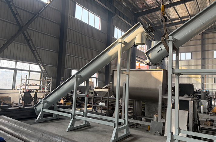 雙螺旋搭接上料機破解玻璃鋼粉末堵料難題